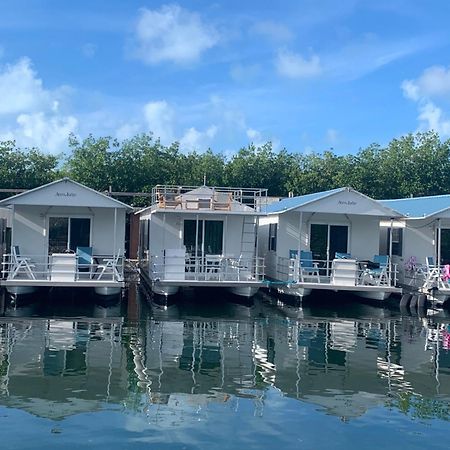 Aqua Lodges At Hurricane Hole Marina 스톡 아일랜드 외부 사진