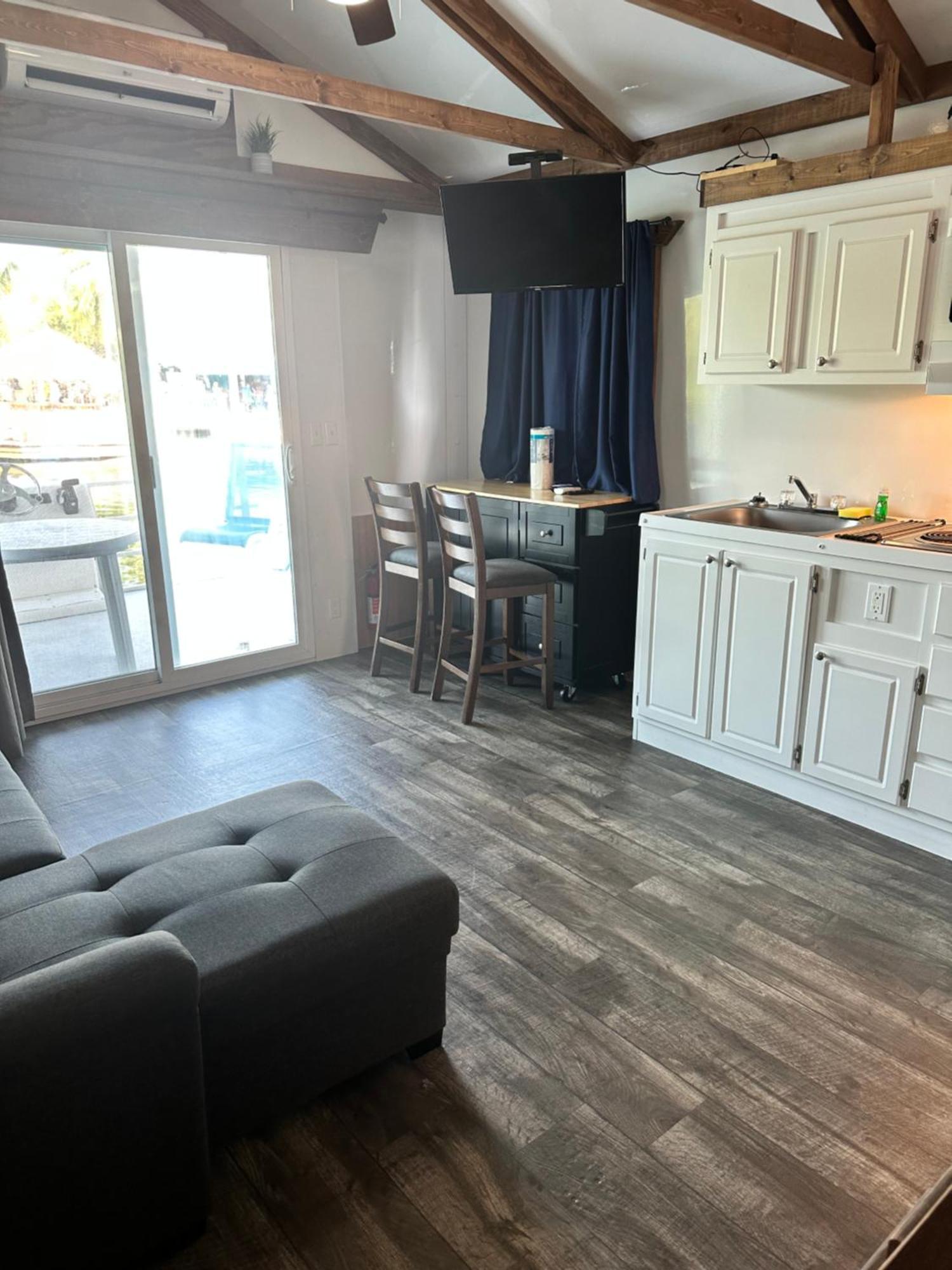 Aqua Lodges At Hurricane Hole Marina 스톡 아일랜드 외부 사진