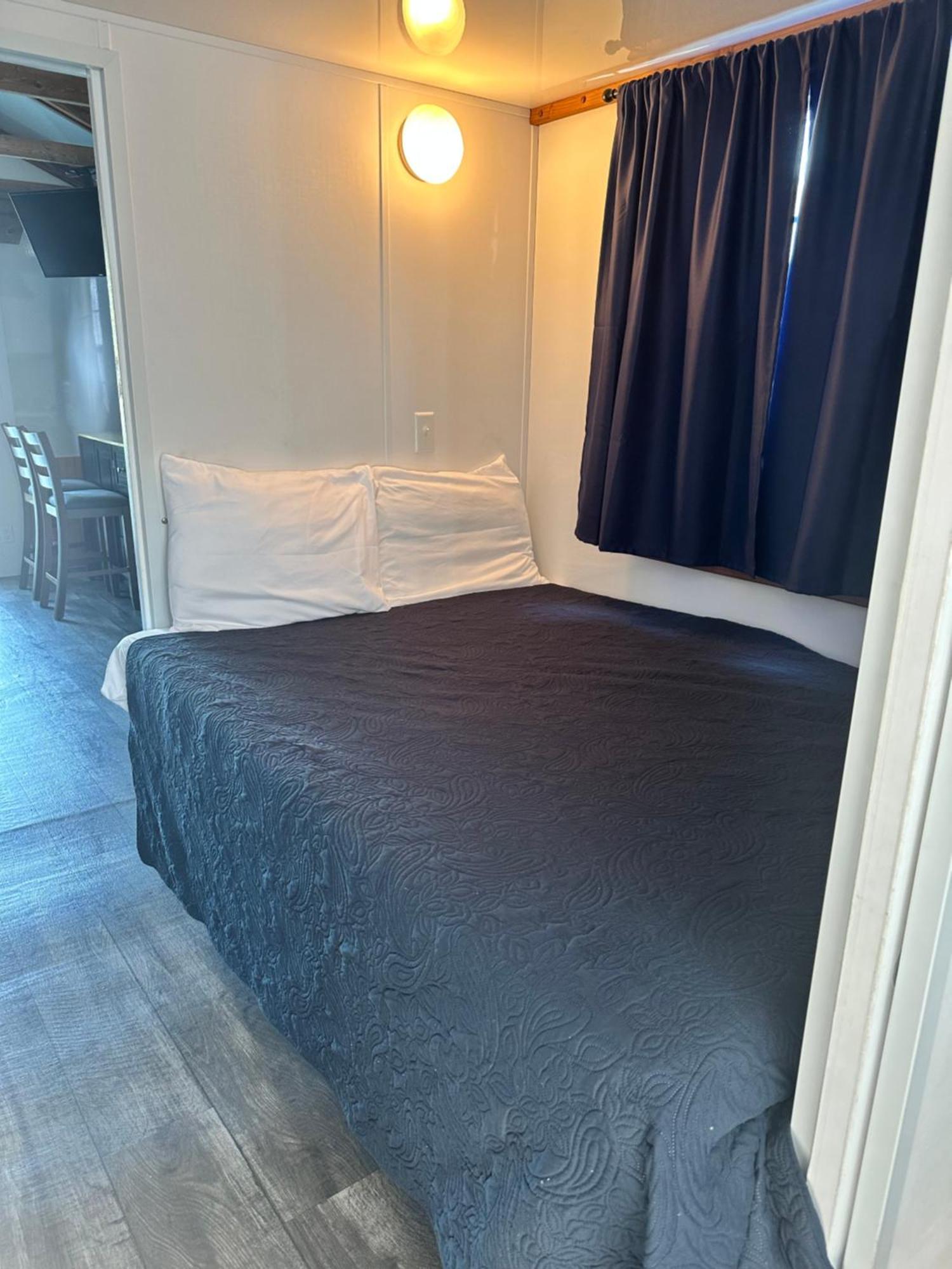 Aqua Lodges At Hurricane Hole Marina 스톡 아일랜드 외부 사진