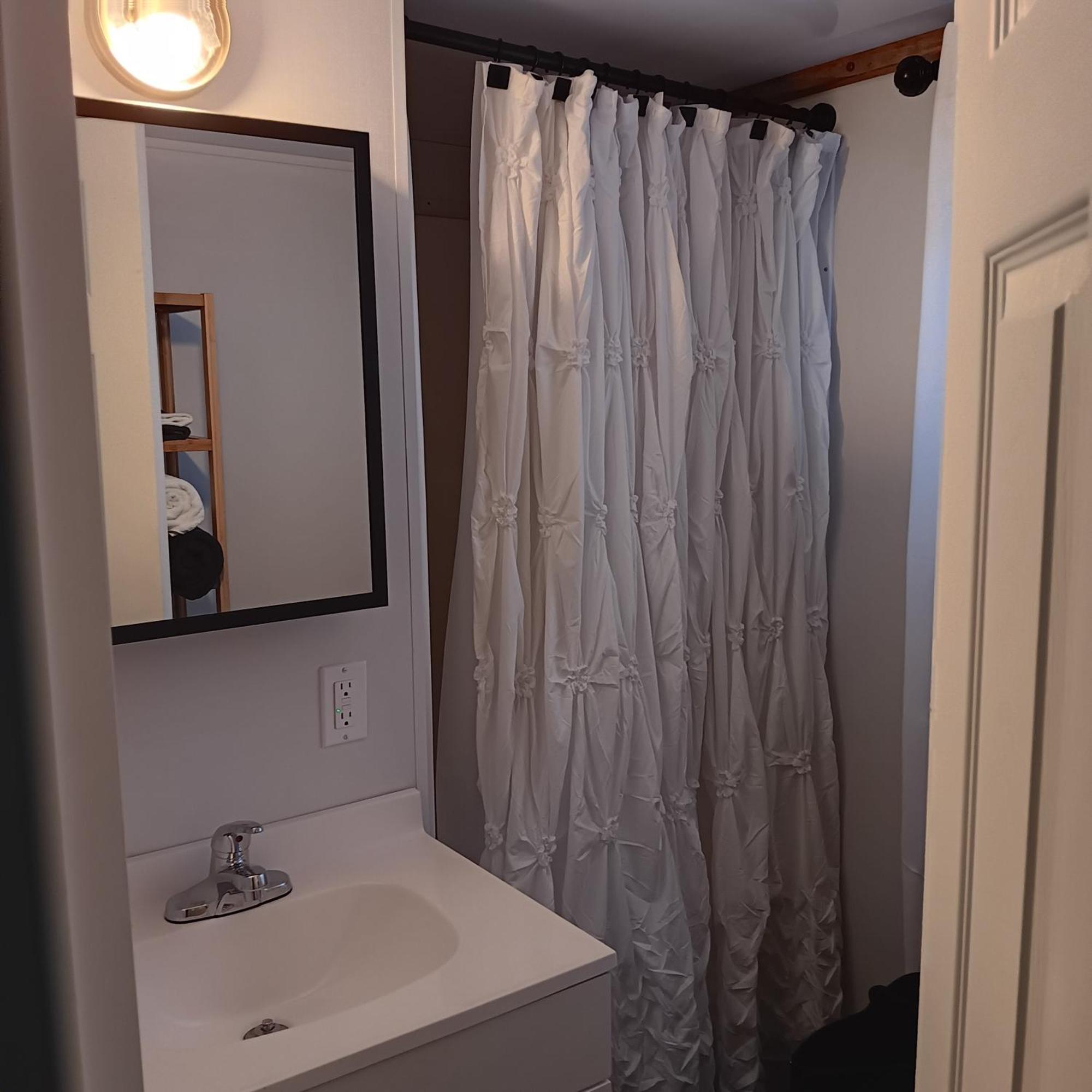 Aqua Lodges At Hurricane Hole Marina 스톡 아일랜드 외부 사진
